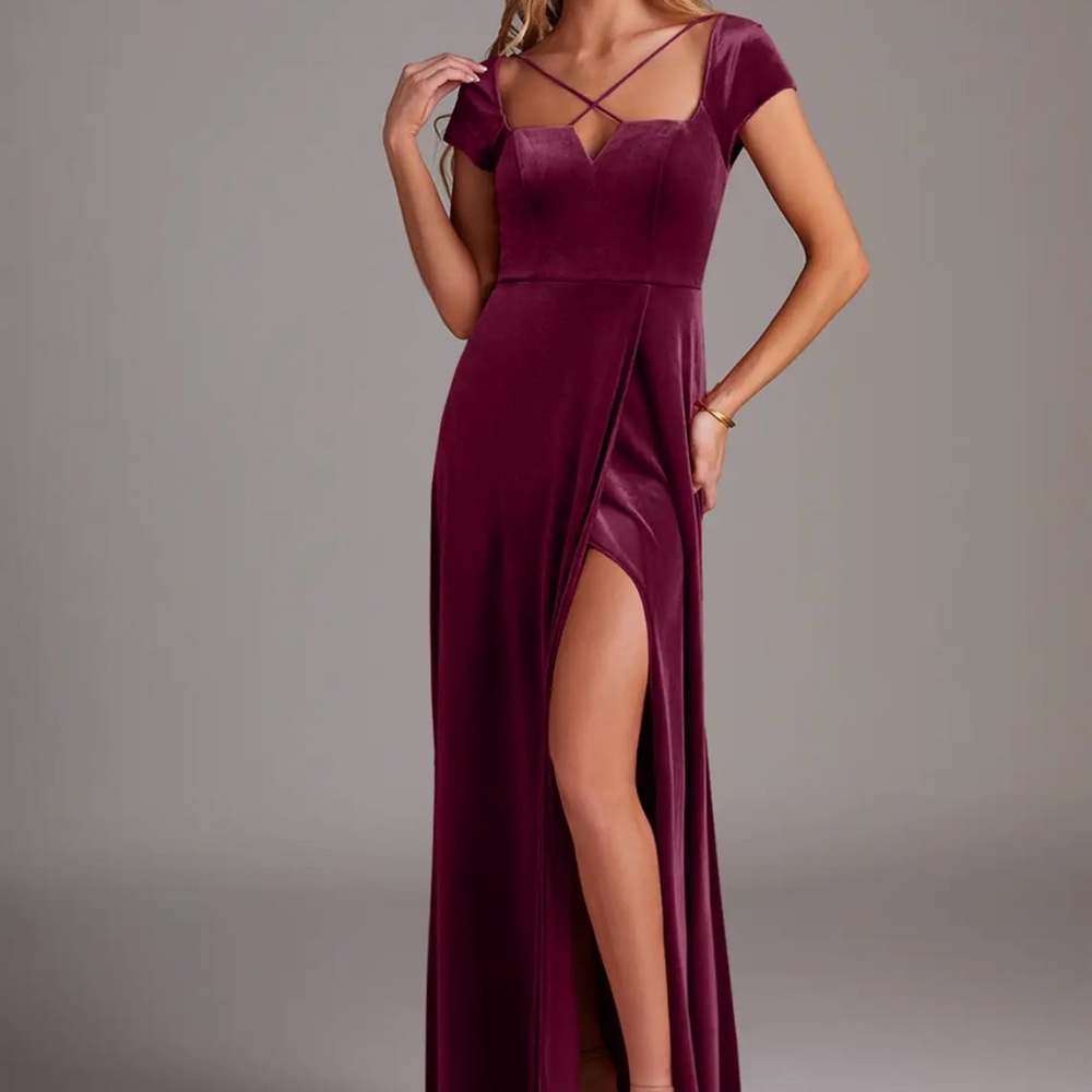 Elegant Burgundy Evening Gown - Picture 2 of 6